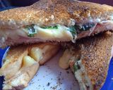 Foto del paso 3 de la receta: Sándwich tostado de jamón, queso y rúcula en sartén