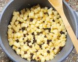 Foto del paso 2 de la receta: 🫔Panqueques rellenos de manzana, pasas y crema, bañados con salsa de chocolate🫔 Canelones dulces