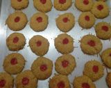 Foto langkah ke 5 dari resep Thumbprint strawbery.