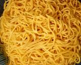 Gambar langkah 5 resipi Mi Kuning Homemade.