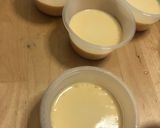Gambar langkah 11 resipi Puding Caramel dalam bekas plastic.