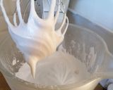 Une image de l'étape 1 de Maltesers à l'aquafaba.