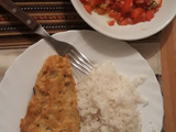 Pescado frito con arroz y ensalada