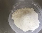 Une image de l'étape 2 de Pâte brisée à la liqueur de prunes, lait et vanille.