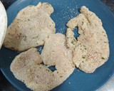 Foto del paso 1 de la receta: Pechuga de pavo empanado con queso