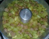 Foto del paso 3 de la receta: Tortilla de papas salchichas y queso al horno