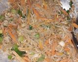Foto langkah ke 4 dari resep Risol isi bihun dan sayur.