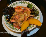 Foto del paso 10 de la receta: Ensalada de piña, langostinos, mango y carne de cerdo