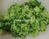 Foto langkah ke 2 dari resep Frozen Broccoli Chicken Nuggets.