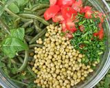 Une image de l'étape 1 de Salade de haricots verts et de petits pois au thon, sauce au yaourt.