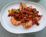 Une image de l'étape 13 de Gambas sauvages géantes marinées aux tomates, ail, citron et coriandre.