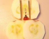 A picture of step 2 of Oil-Free Apple & Chrysanthemum Leaf Salad.