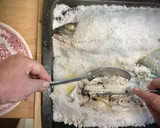 Foto del paso 5 de la receta: Lubina a la sal