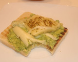 Foto del paso 3 de la receta: Tostada con Aguacate y  queso Provolone