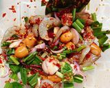 รูปขั้นตอนการทำที่ 2 ของ ยำกุ้งสดไส้กรอก