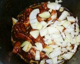 A picture of step 1 of Black Pepper Pork With Onion Stew.