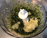 Une image de l'étape 4 de Purée de piments indiens à l'ail fumé, coriandre et citron.