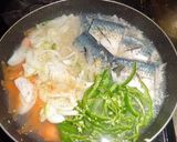 A picture of step 3 of Easy and Simple Mackerel Sukiyaki.