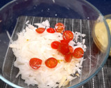 Foto del paso 3 de la receta: Timbal de salmón sobre lechuga baby