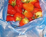 A picture of step 1 of Strawberry shake.