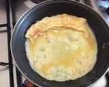Une image de l'étape 4 de Tamago-yaki (omelette à la japonaise).