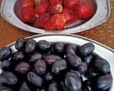 A picture of step 1 of Strawberry Grapes juice.