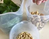 Φωτογραφία βήματος 1 της συνταγής Σπιτικό Pesto βασιλικού με κάσιους!.. 5 υλικά👀