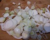 A picture of step 2 of Marinated green onions.