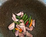 รูปขั้นตอนการทำที่ 1 ของ น้ำพริกกะปิแคบหมู