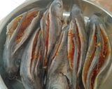 Foto langkah ke 3 dari resep Ikan kembung Bakar isi.
