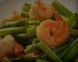 Foto del passaggio 2 della ricetta Spaghetti con gamberetti e asparagi