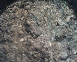 A picture of step 2 of Spinach and onions.