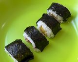 Foto langkah ke 10 dari resep Homemade Tuna Sushi With Egg.