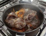 Foto del paso 2 de la receta: Carne de osobuco a la olla con salsa de tomate