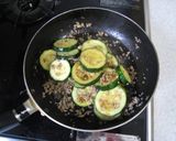 A picture of step 4 of Zucchini and Ground Pork Stir-Fry with Curry and Soy Sauce Seasoning.