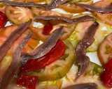 Foto del paso 3 de la receta: Carpaccio de tomate raff con anchoas del Cantábrico