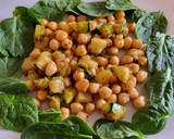 Foto del paso 5 de la receta: Ensalada de garbanzos, espinacas, calabacín y jamón