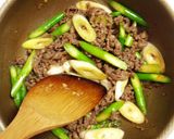 A picture of step 5 of Stir Fried Beef and Asparagus in Oyster Sauce.