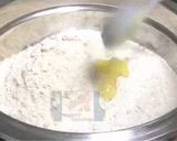A picture of step 1 of Pyaz kalonji paratha.