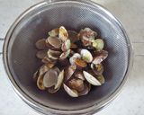 A picture of step 3 of Spring Special Chirashizushi with Manila Clams and Broccolini.