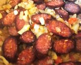 Paprikás krumpli, nokedlivel és házi kolbásszal recept fázis 2 fotója