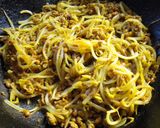 A picture of step 4 of Bean Sprout and Natto Dry Curry Rice Bowl.