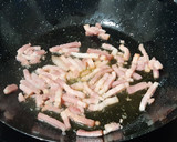 Foto del paso 2 de la receta: Huevo frito y espaguetis de calabacín al ajillo con bacon
