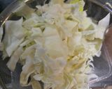 Gambar langkah 2 resipi Kobis + Cendawan Butang Goreng Kunyit menyengat.