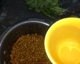 A picture of step 1 of Kala chana masala.