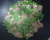 รูปขั้นตอนการทำที่ 2 ของ ผัดถั่วฝักยาวใส่หมูสับ