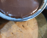 Foto del paso 5 de la receta: Tarta 3 chocolates con base de galleta y turrón 🍫🥄🍫