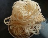 खान्देश स्पेशल कांदा कुरडई ची भाजी (kuradi bhaji recipe in marathi) रेसिपी स्टेप 1 फोटो 
