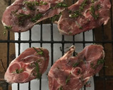 Foto del paso 4 de la receta: Carne en adobo de hierbas, al carbón de leña de algarrobo