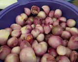 Foto langkah ke 1 dari resep Bawang merah goreng aka Brambang goreng.